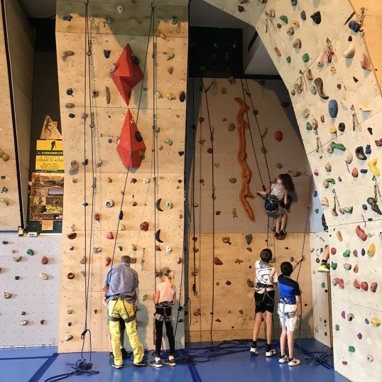 École d’escalade pour jeunes à la MJC de Rodez